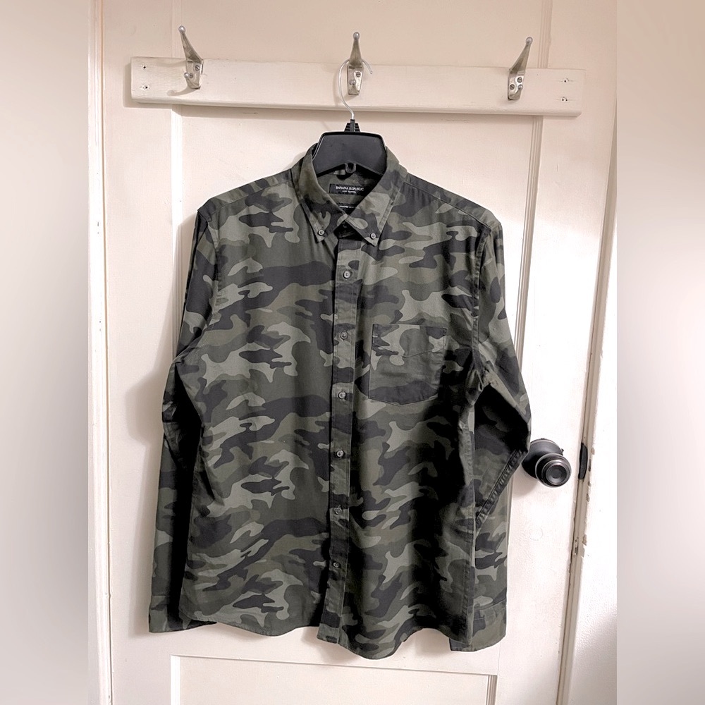 BANANA REPUBLIC - Men’s M - Green Camo